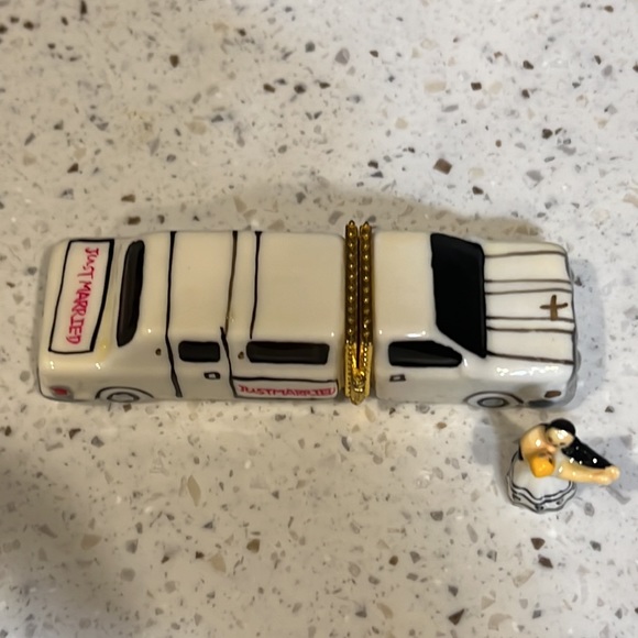 Just Married White Limousine wedding trinket box with mini bride and groom - Picture 6 of 12